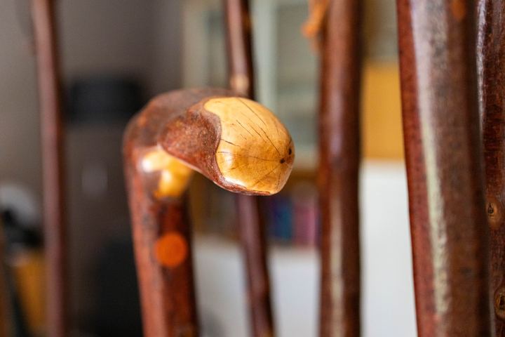 Geschliffener Holzgriff eines Wanderstocks